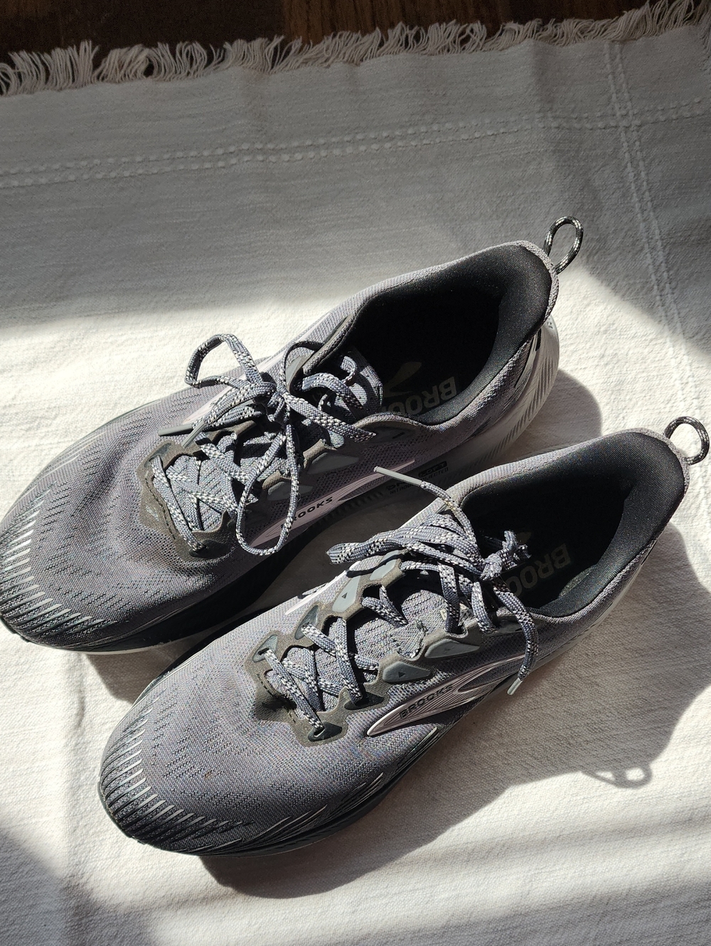 Brooks Women's Gray Athletic Running Shoes - Lace-Up Trainer